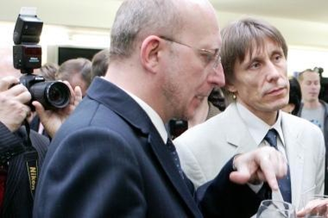 Kova: L.Dinius (dešinėje) mano, kad iš valdžios skubiai šalinami A.Valinsko oponentai.