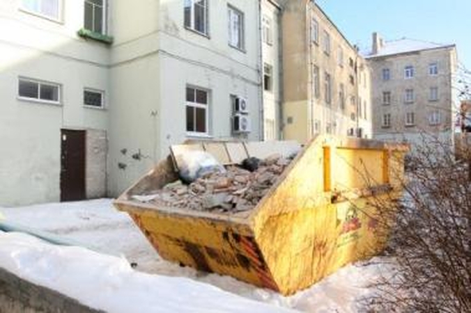 Tvarka: pertvaras išgriauti nusprendę šeimininkai turi pasirūpinti statybinių atliekų sutvarkymu – tam reikia įsigyti specialų konteinerį.
