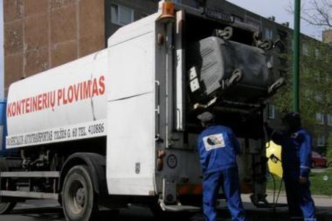 Technika: įmonė  „Specialus autotransportas“ konteinerius plauna tam skirta mašina.