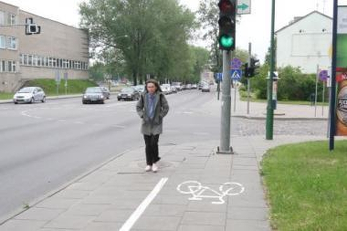 Nuomonė: dviračių taku ant šaligatvio nepatenkinti nei dviratininkai, nei pėstieji.