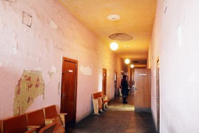 Pavojus: sutrešusios konstrukcijos bet kurią dieną gali užgriūti pareigūnus.