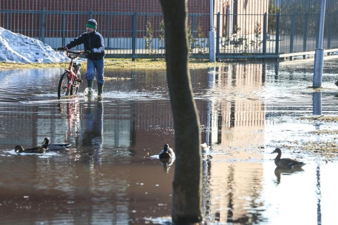 Pramogą žadėjęs potvynis staiga parodė iltis