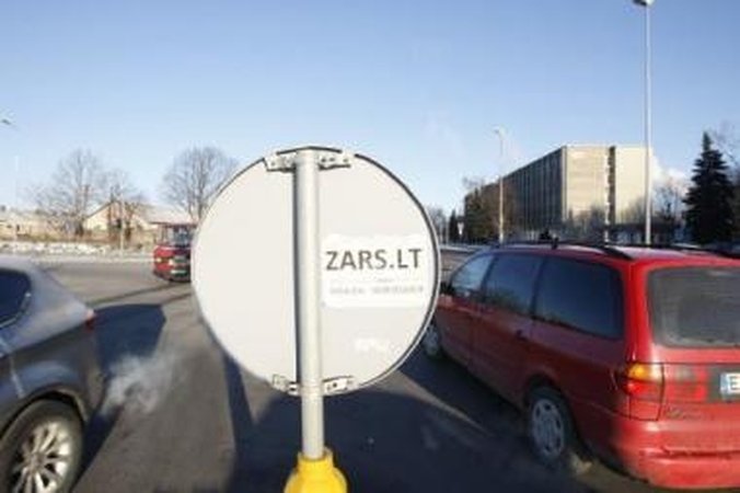 Nelegalu: įsidarbinti jau siūloma ir tokias paslaugas reklamuojant ant kelio ženklų.