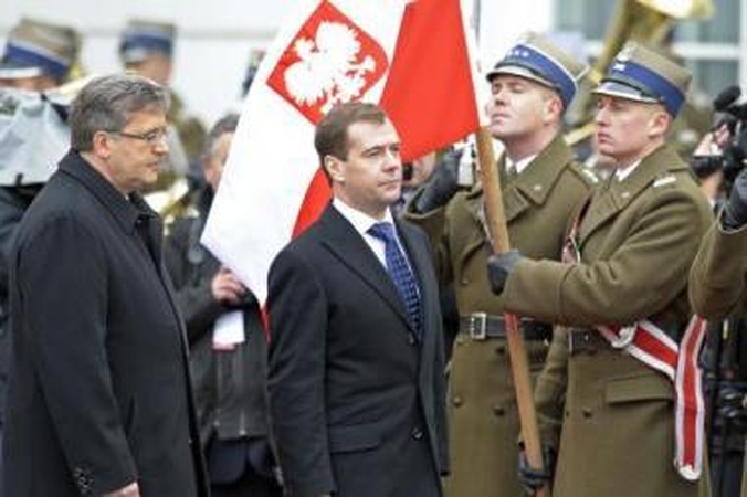 Svetingumas: į Varšuvą atvykusį Rusijos prezidentą D.Medvedevą pasitiko ne tik iškilminga ceremonija ir garbės sargyba, bet ir protestai.