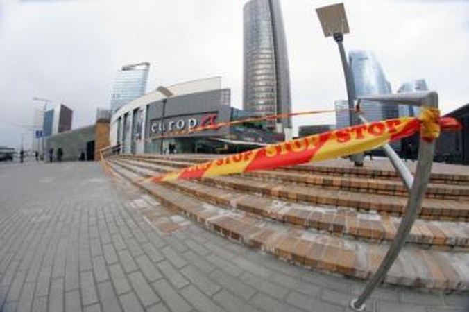 Apimtis: savivaldybės prieigos šiomis dienomis apvyniotos "Stop" juosta – darbai vyksta tiek ant žemės, tiek viršuje.