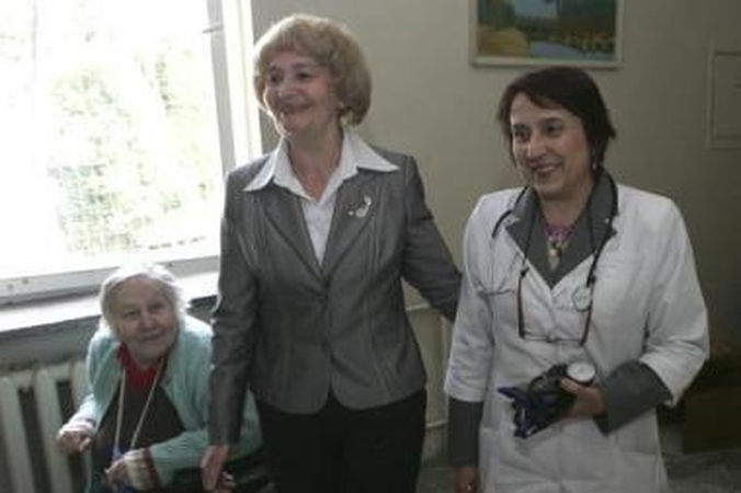 Direktorė: gydytoja L.Markuckienė (kairėje), atėjusi ligoninei vadovauti prieš pusmetį, rado labai prastą palikimą.