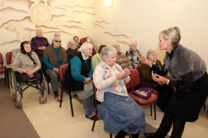 Dovana: N.Hansen kiekvienam seneliui įteikė po pašventintą angeliuką.