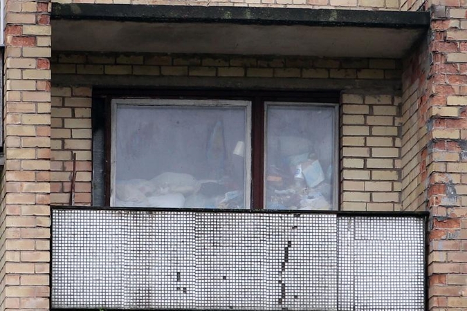 Senjorė butą laidoja šiukšlėse, kaimynai – bejėgiai