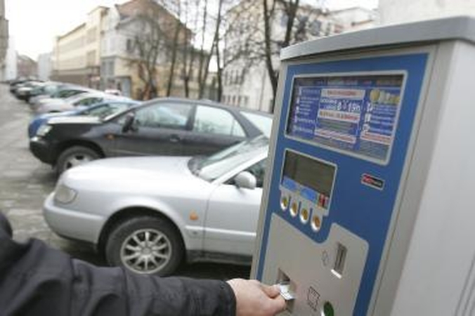 Finansai: raudonąją zoną pavertus mėlynąja, tam, kad automobilį būtų galima palikti valandai, prireiks tokios krūvos metalinių litų.