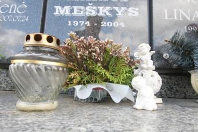 Estetika: kolumbariumas apkrautas nudegusiomis žvakėmis, plastikinėmis ir nuvytusiomis gėlėmis.