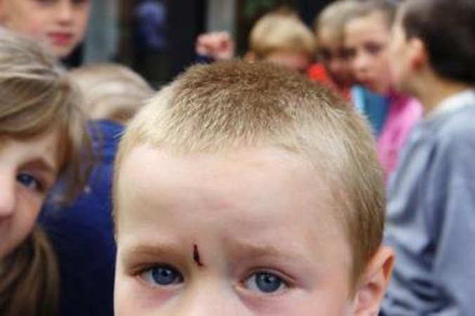 Apsauga: už fizinio skausmo sukėlimą vaikams suaugusieji baudžiami griežtomis bausmėmis.