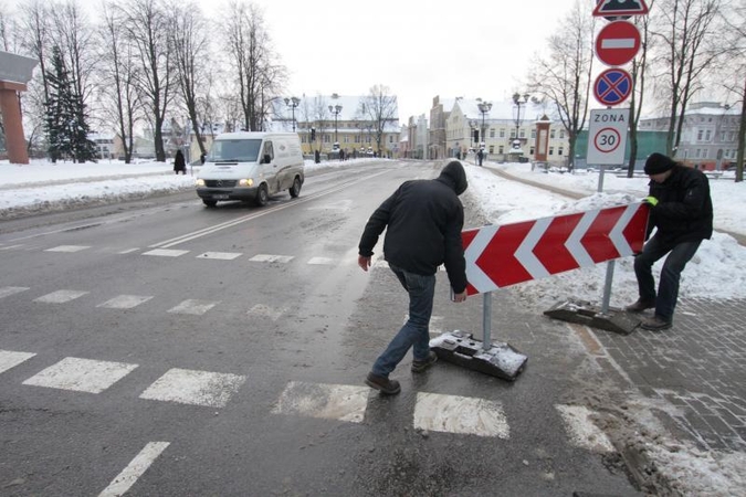 Ar reikia kaitalioti   eismą   Tiltų gatve?   
