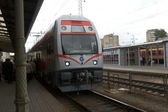 Dviaukštis traukinys laukia starto