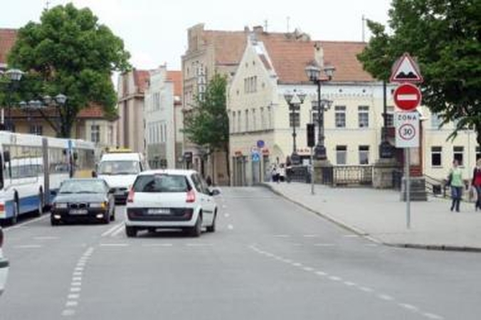 Pažeidimai: vairuotojų, nepaisiusių naujų kelio ženklų, nestigo.