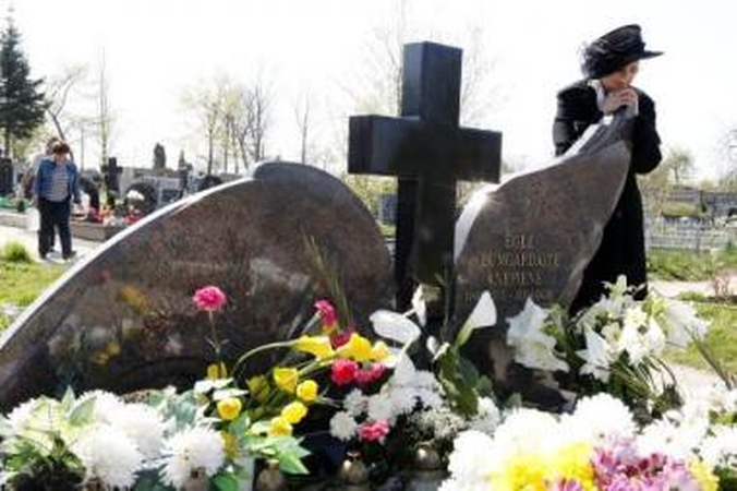 Pagalba: žuvusiai dukrai paminklą E.Bungardienė pastatė iš žmonių paaukotų pinigų.