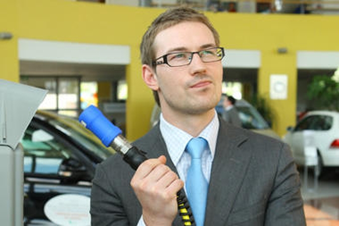 Reakcija: daugelis žmonių įbauginti kalbų apie įsibėgėjančią krizę ir vengia net tokių išlaidų, kurios jau kitą dieną padėtų nemažai sutaupyti.