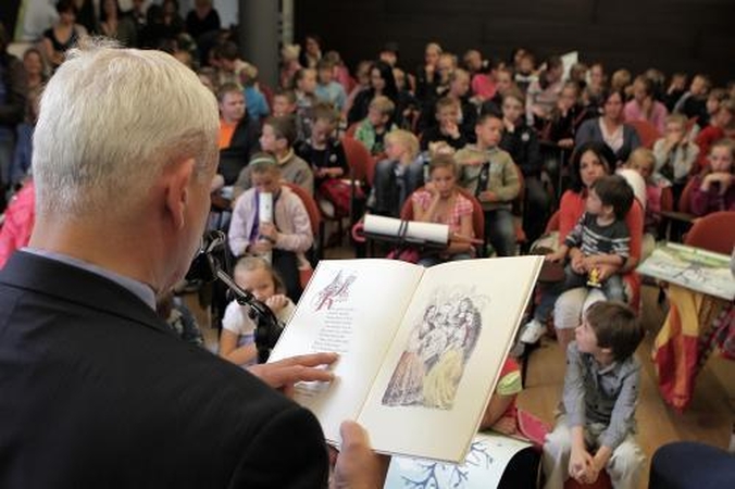 Meras skaitė vaikams