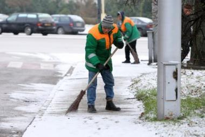 Nemokėjo: teismo raginimo susimokėti už teritorijos priežiūrą sulaukė ne vienas šio R.Kalantos gatvės namo gyventojas.