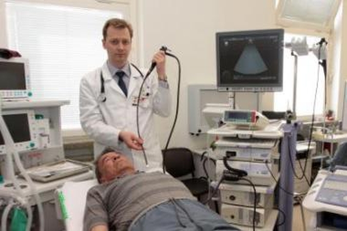 Naujovė: gydytojas A.Žemaitis tiria ligonį, kurį dėl sunkios būklės nebuvo galima operuoti ir nustatyti diagnozę.