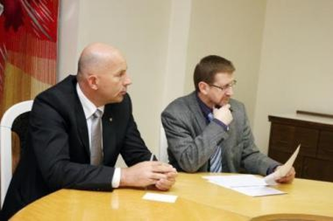 Laisvė: Apskrities viršininko administracija pastarąsias dienas gyvena be valdžios – viršininkas A.Burkšas vieši Vilniuje, o jo pavaduotojas A.Šulcas atostogauja.