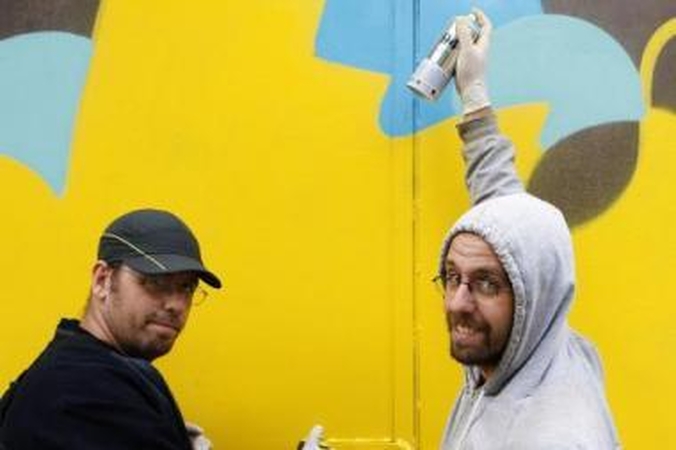 Procesas: kol išgavo norimą piešinį, Kauno valstybinio dramos teatro kiemelyje grafitų meistrai G. ir O.Pandolfo darbavosi keletą valandų.
