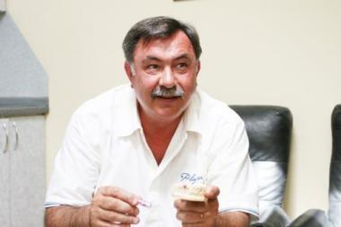 Trukmė: pasak R.Abunevičiaus, jei operacijai pasiruošta tinkamai ir komanda dirba gerai, implanto įsriegimas užtrunka apie pusvalandį.