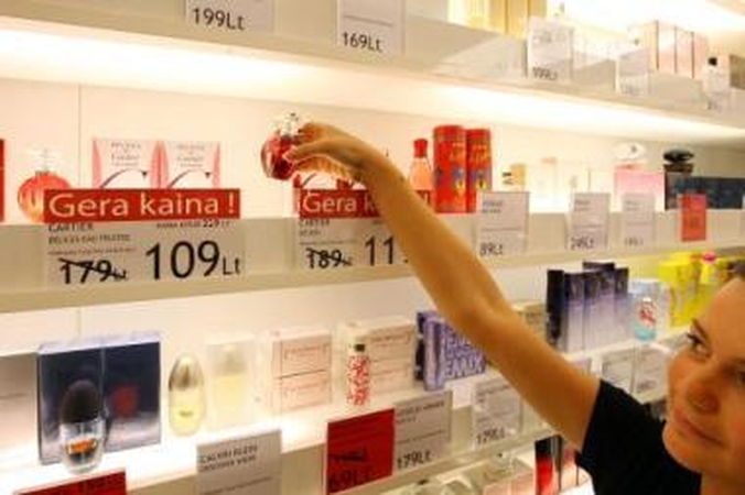 Įprotis: mėgstamų kvepalų lietuviai sunkmečiu neatsisako.