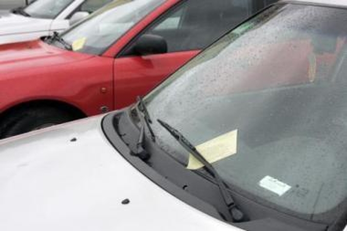 Informacija: ties aikštele ketinama papildomai įrengti mokamą stovėjimą bylojantį kelio ženklą, mat vairuotojai tikina esančio Maironio gatvėje nepastebintys.