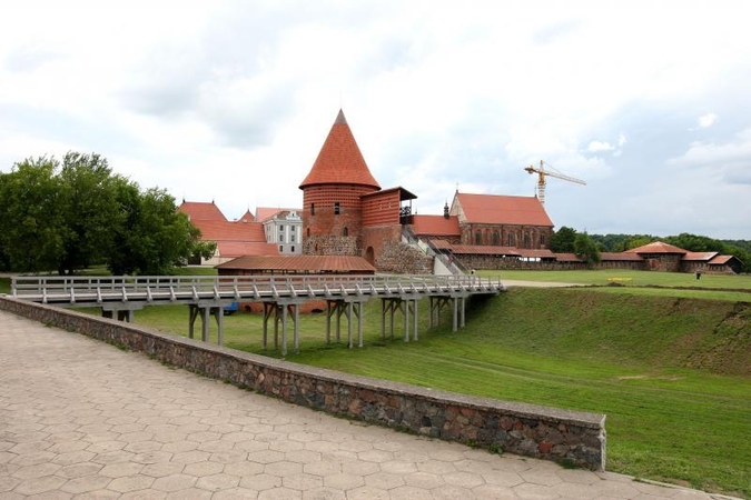 Kauno piliai vėl reikia remonto: nuo stogo byra čerpės
