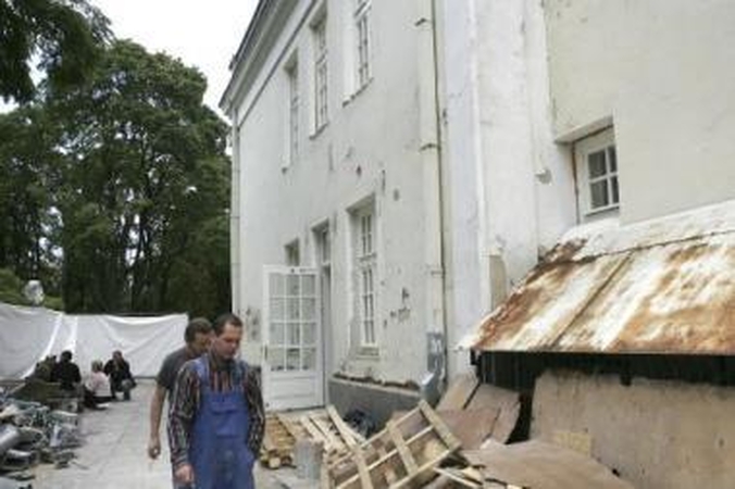 Svečiai: tikrąją automobilių aikštelę teatralai užleido statybininkams.