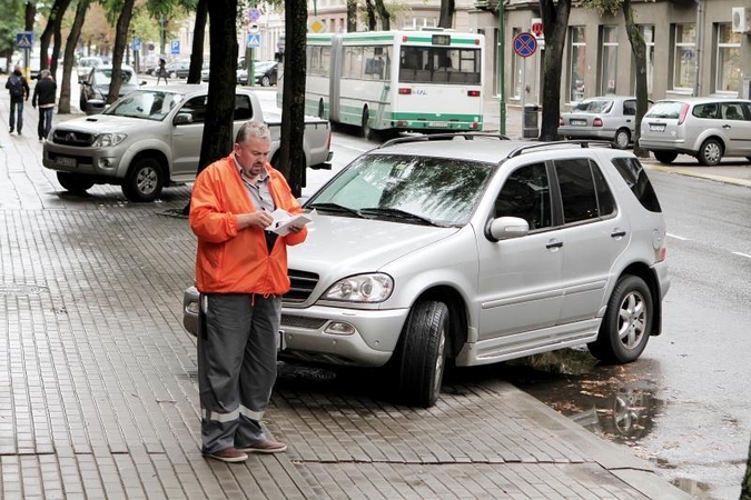 Už nukritusį leidimą statyti automobilį – bauda