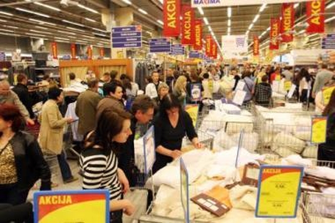 Tendencija: didžiausio žmonių susidomėjimo sulaukė tos parduotuvės, kurios siūlė didžiausias nuolaidas, viena jų – "Maxima", kurioje nemaža dalis prekių kainavo 40 proc. pigiau.