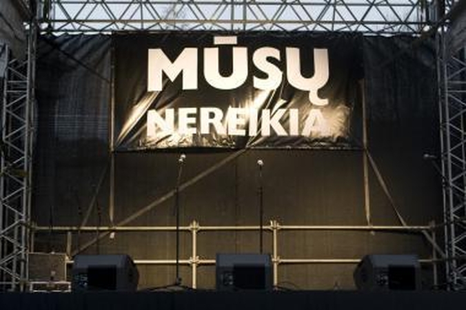 Nelygybė: asmenys, dirbantys tiek pagal darbo, tiek pagal autorinę sutartį, sumoka beveik vienodus mokesčius, tačiau gauna skirtingas garantijas.