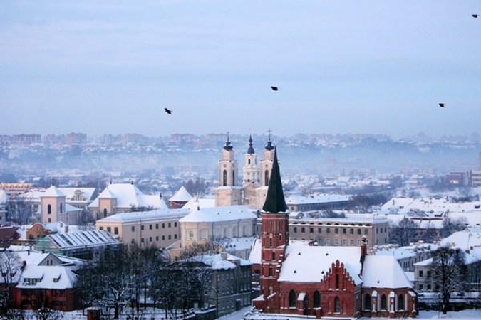 Netikėta: sniego kasimą nuo stogų kauniečiai prisiminė prieš metus, kai miestas buvo užverstas pusnimis.