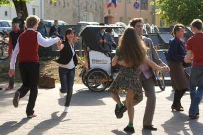 Šokiai: svaigi svingo muzika sutraukė po senamiestį šlitinėjusius vilniečius.