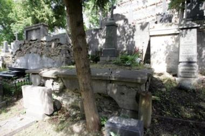 Realybė: apie pusšimčio kapviečių Rasų kapinėse būklė yra kritinė.