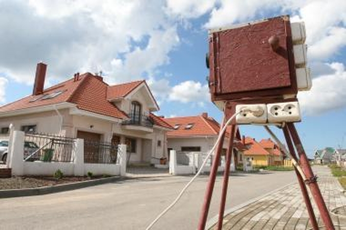 Vargai: brangius namus Kalotėje įsigiję klaipėdiečiai jau metus vargsta dėl elektros, nes kvartalo vystytojai nesivargina sutvarkyti infrastruktūros, nors pinigus susirinko.