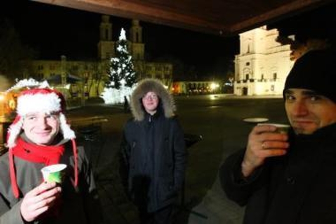 Vakaras Rotušės aikštėje: nei vaikų, nei smagiai įkaušusių