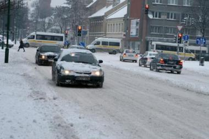Pavojus: vakar gatvės buvo padengtos storu sniego sluoksniu, per kurį nebuvo matyti nei skiriamųjų juostų, nei pėsčiųjų perėjų.