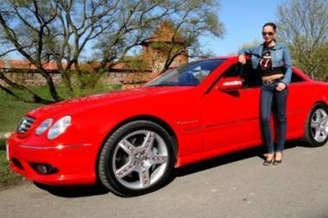 Įspūdingas: raudonas ir spindintis kristalais L.Kišenienės "Mercedes" visada atkreipia dėmesį.