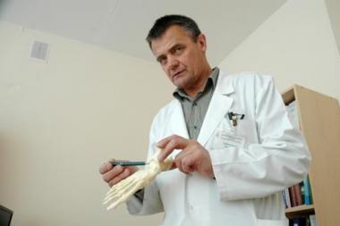 Reakcija: V.Žegunio nestebina pakartotinės sąnarių implantavimo operacijos.