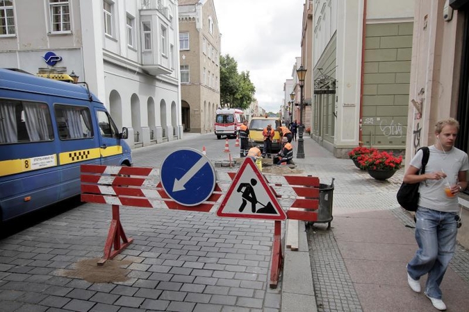 Tiltų gatvėje šalinami defektai