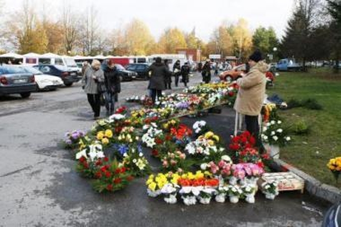 Mokesčiai: prie kapinių gėles pardavinėjantys prekeiviai skundžiasi didžiule mokesčių našta.
