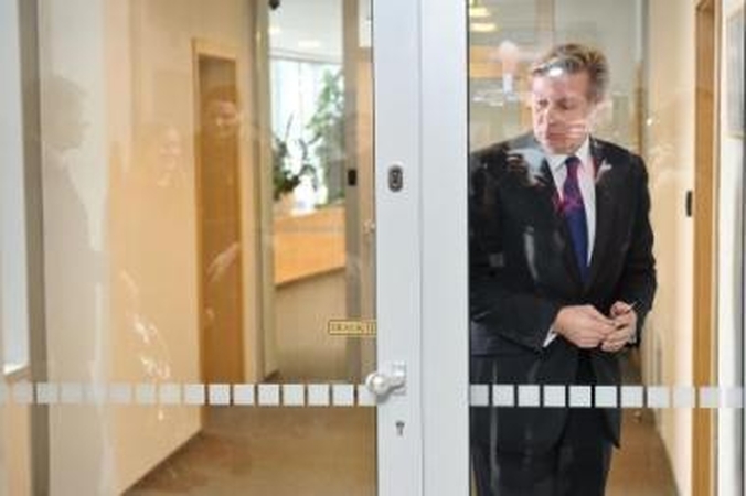 Konsulai kaulija daugiau pinigų