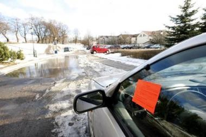 Pažeidimas: vakar neasfaltuotoje Tomo gatvės dalyje automobilius palikę ir už stovėjimą nesusimokėję vairuotojai buvo įspėti.