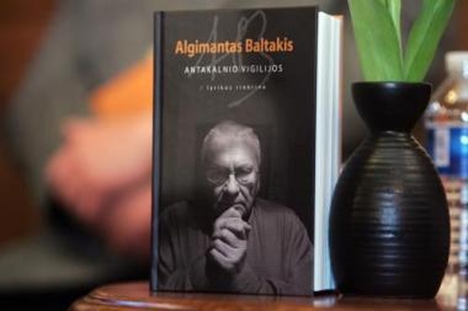 Sustoja: sulaukęs 80-ies vienas garsiausių Lietuvos poetų atsisveikina su mylimu žanru.