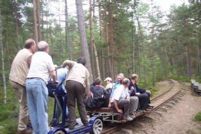 Linksmybės: estų Naissaare saloje turistų laukia originalios pramogos.