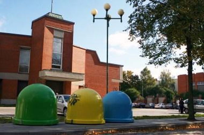 Iniciatyva: aikštelėje prie Santuokų rūmų atliekų rūšiavimo konteinerius paprašė pastatyti Civilinės metrikacijos skyriaus darbuotojai.