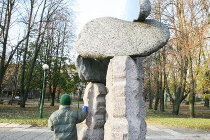 Akmeniniai debesys grėsmingai juda