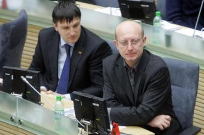 Valdžios vienybė ima aižėti